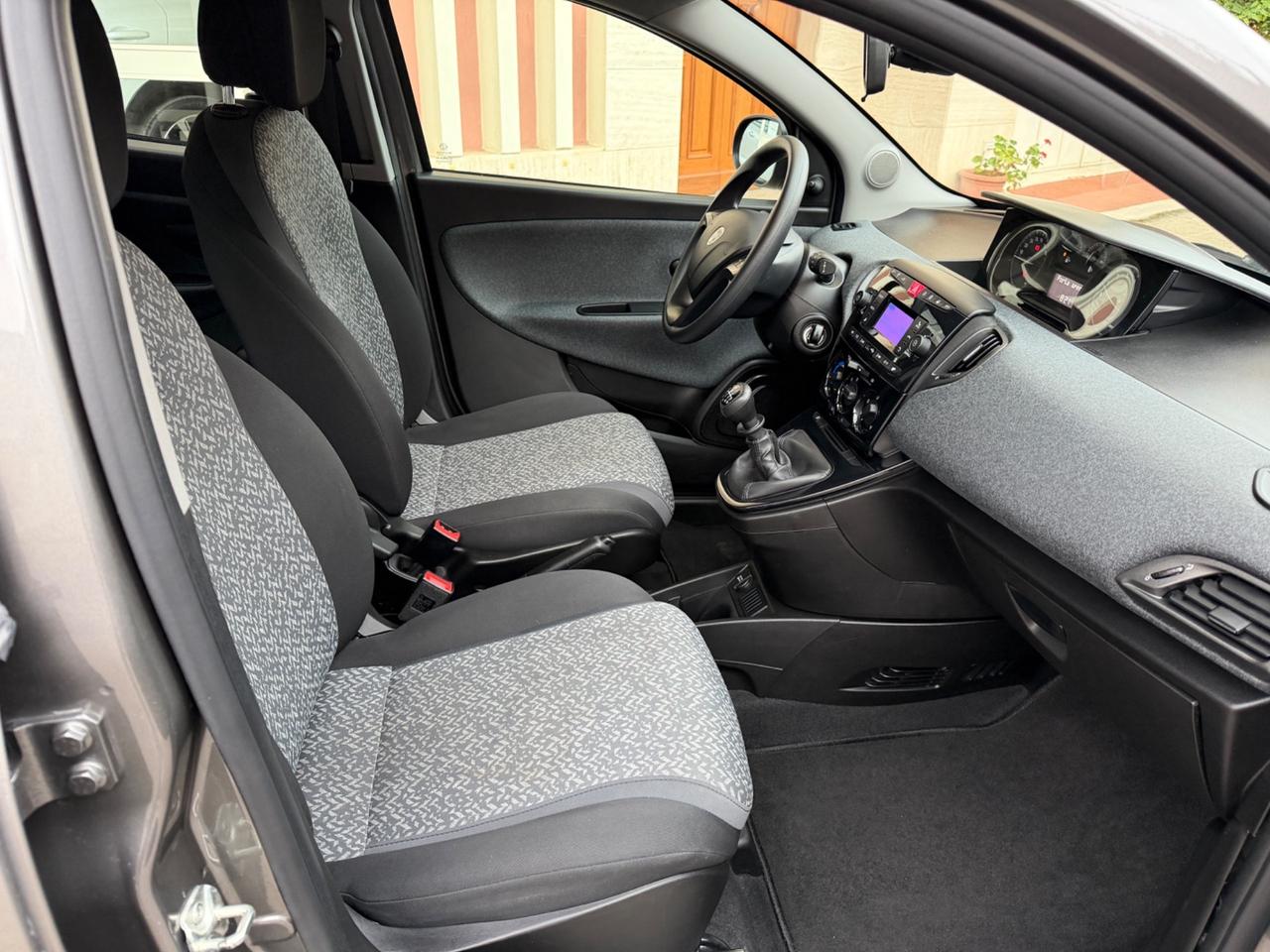Lancia Ypsilon 1.0 FireFly 5 porte S&S Hybrid Silver