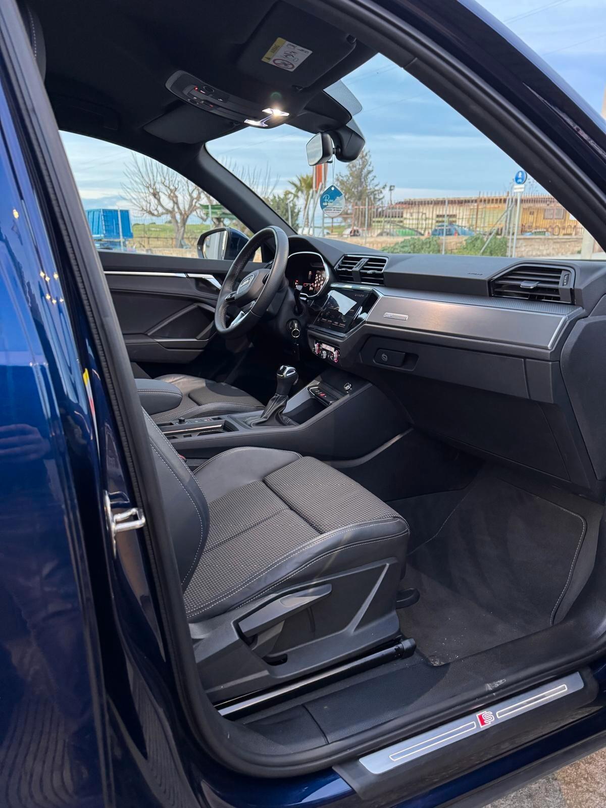 Audi Q3 35 TDI S tronic Identity Black