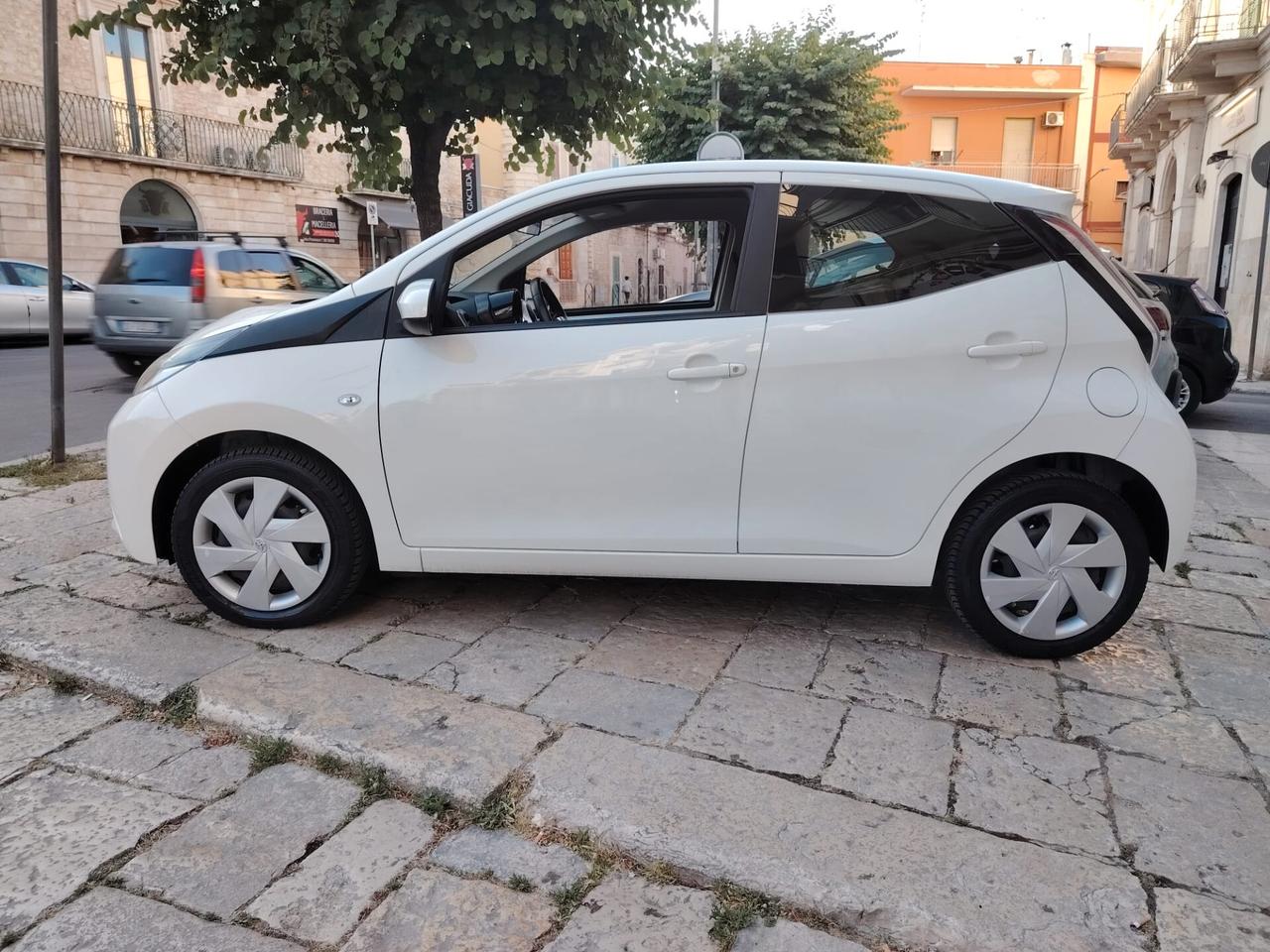 Toyota Aygo 1.0 VVT-i 69 CV 5 porte x-play TSS