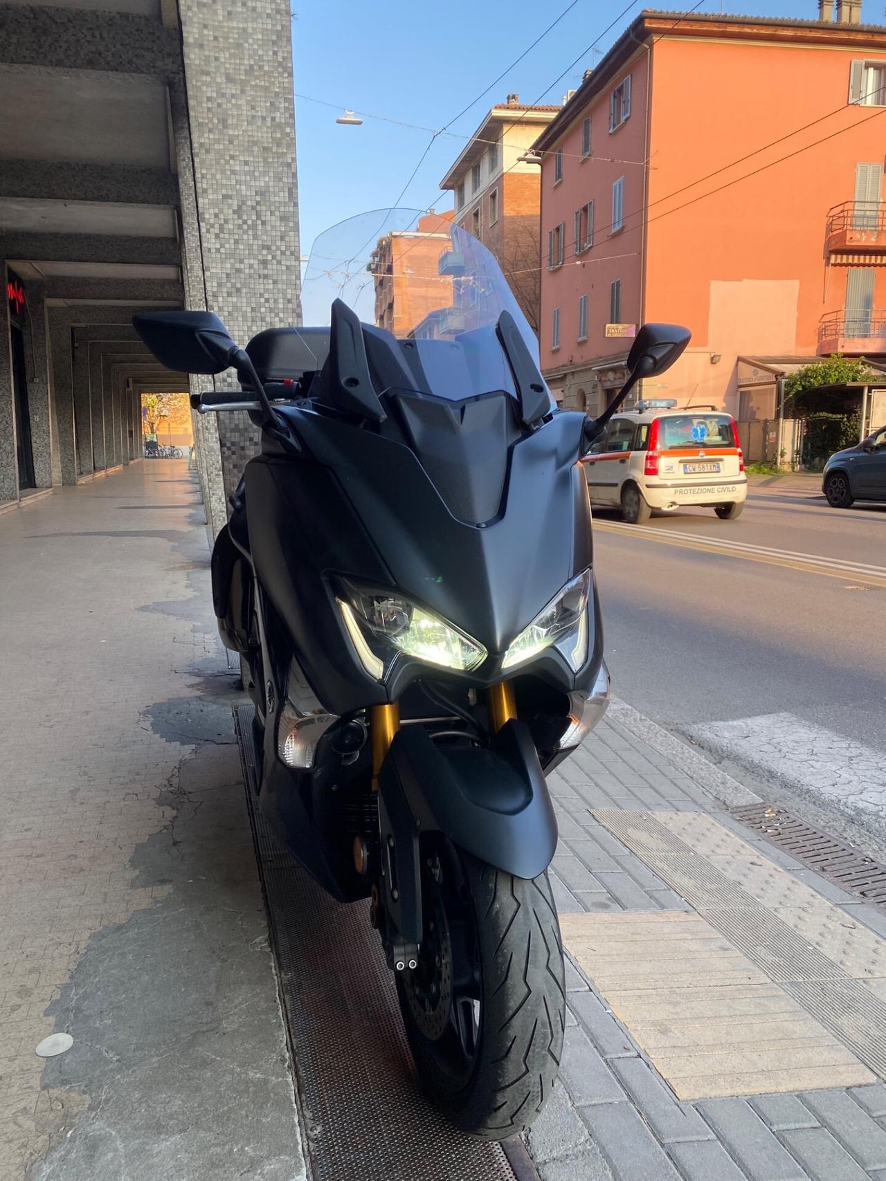 Yamaha T Max 530 DX anno 2018 km 16000 COME NUOVA!