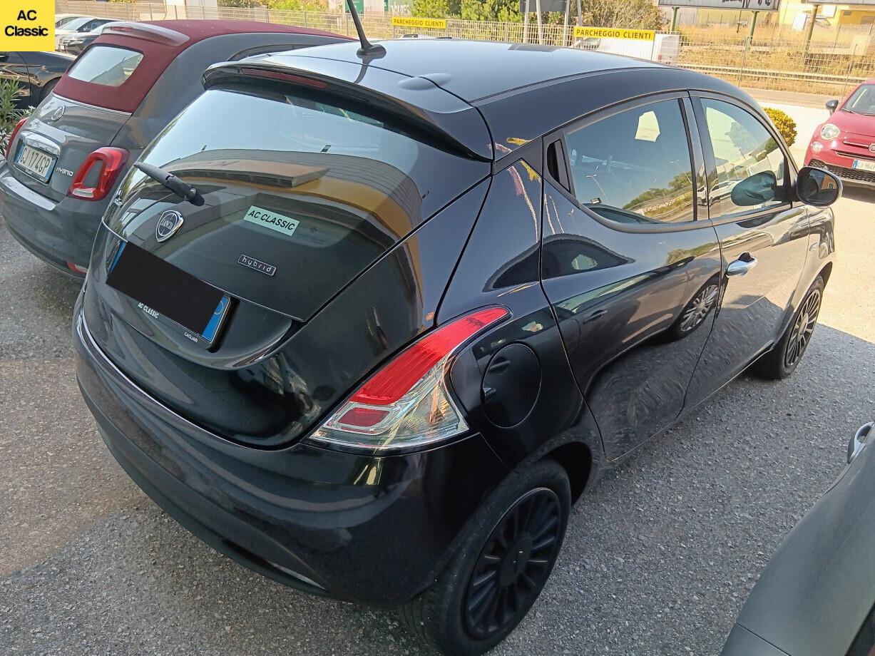 Lancia Ypsilon Hybrid Silver 1.0 (70 cv)