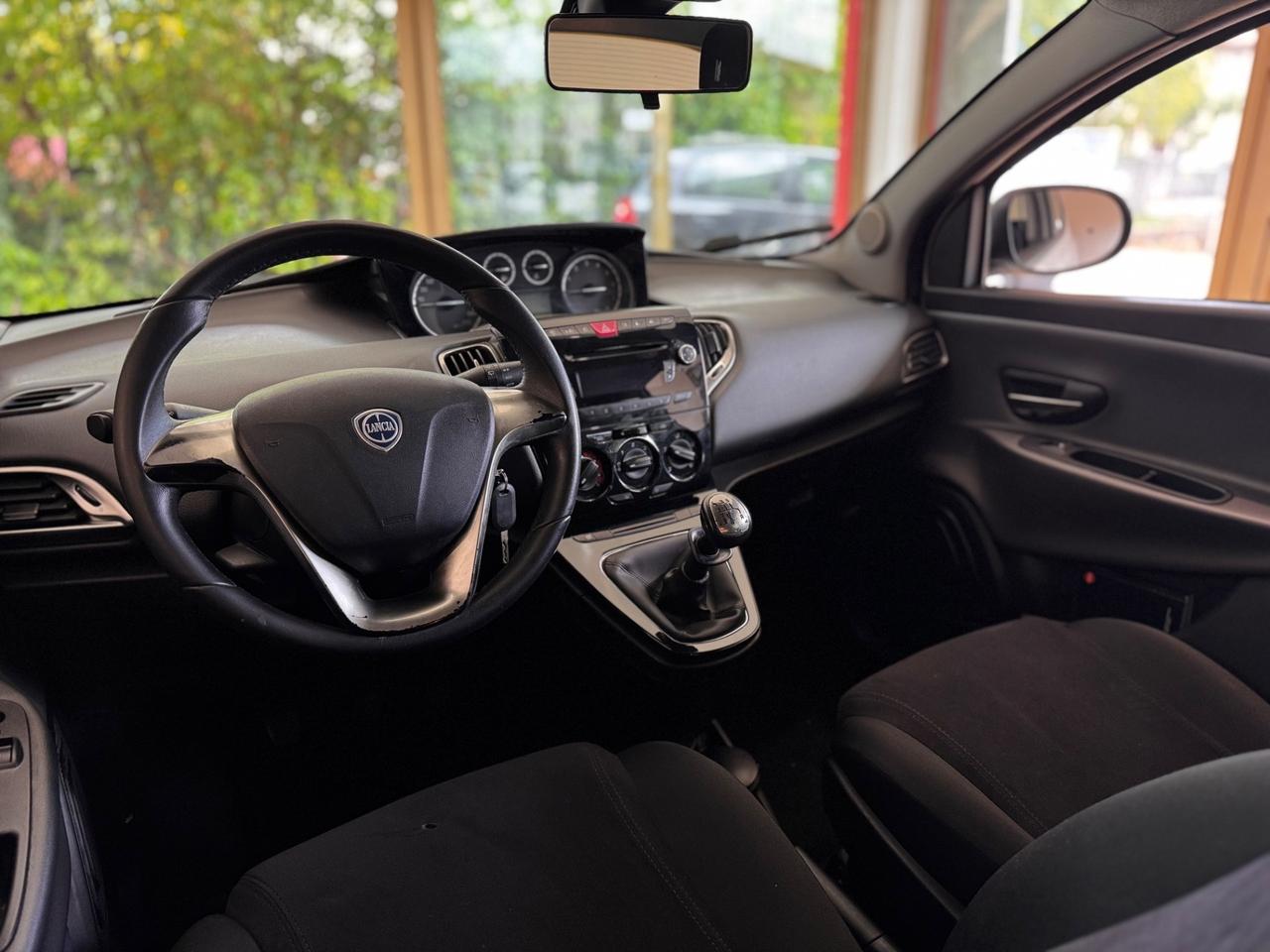 Lancia Ypsilon 0.9 TwinAir 85 CV 5 porte Metano Ecochic Silver