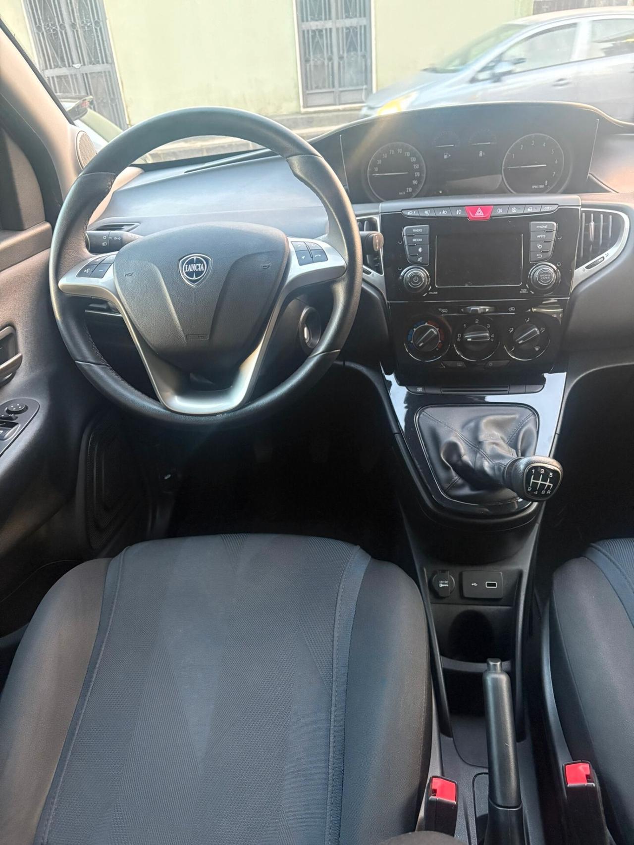 Lancia Ypsilon 1.0 FireFly 5 porte S&S Hybrid Ecochic Silver