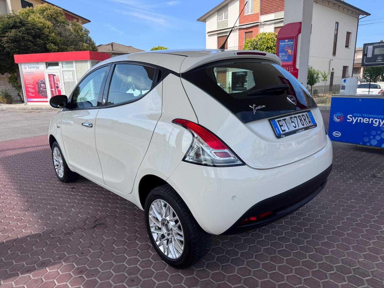 Lancia Ypsilon 0.9 TwinAir 85 CV 5 porte Metano Ecochic Silver