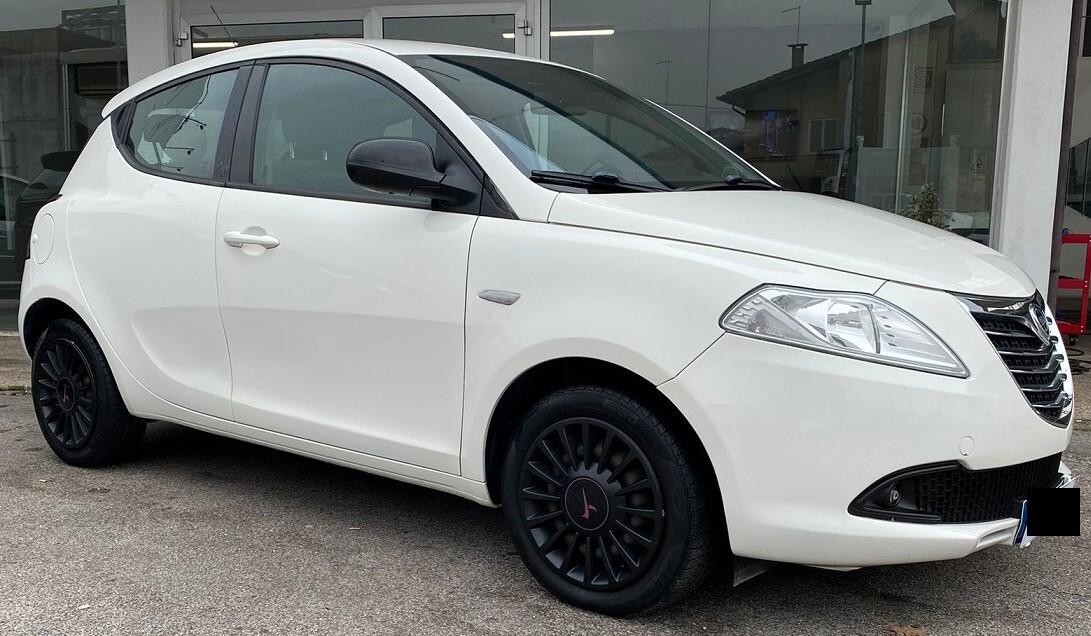 Lancia Ypsilon 1.0 FireFly 5 porte S&S Hybrid Ecochic Silver