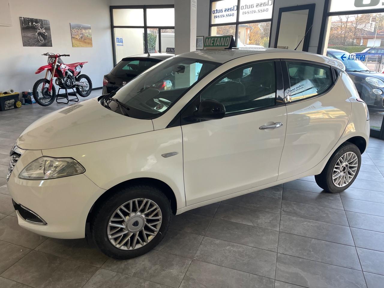 Lancia Ypsilon 0.9 TwinAir 85 CV 5 porte Metano Ecochic Silver