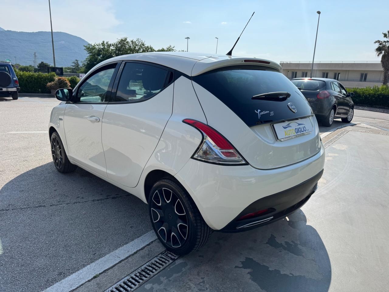 Lancia Ypsilon 1.3 MJT 16V 95 CV 5 porte S&S MOMO DESIGNE