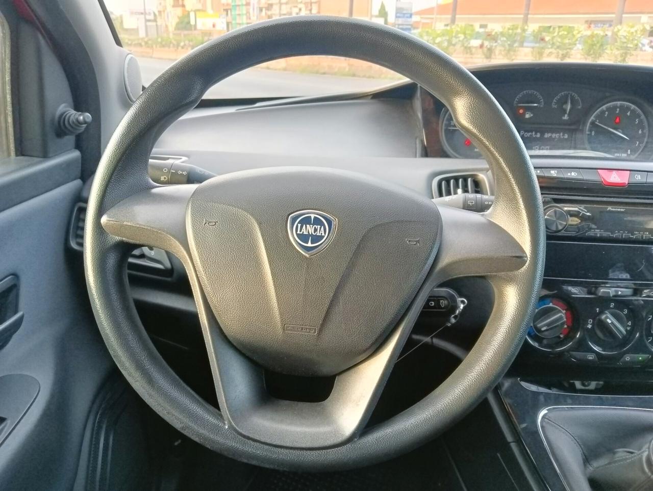 Lancia Ypsilon 1.2 69 CV 5 porte Silver