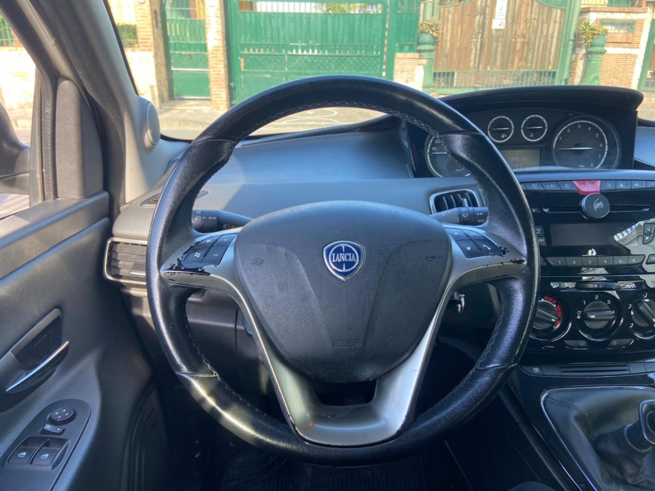 Lancia Ypsilon 0.9 TwinAir 85 CV 5 porte Metano Ecochic Silver