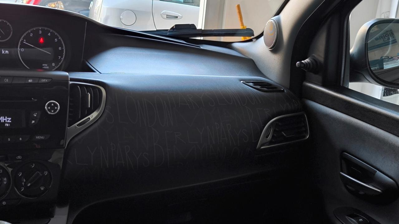 Lancia Ypsilon 1.2 69 CV 5 porte Gold Paris