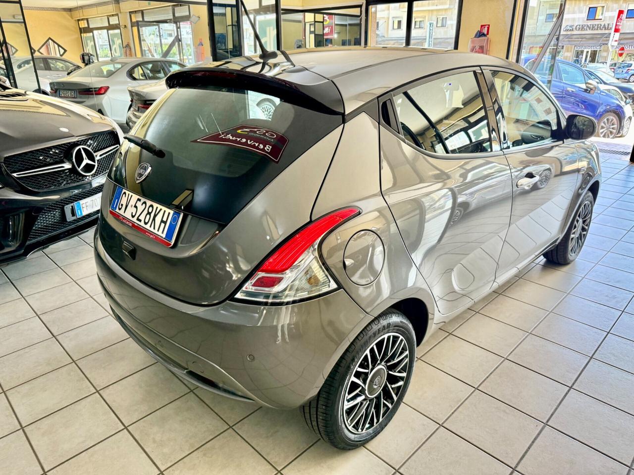 Lancia Ypsilon 1.0 Hybrid PLATINO