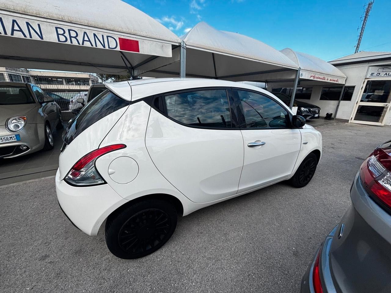 Lancia Ypsilon 1.0 FireFly 5 porte S&S Hybrid Ecochic Silver