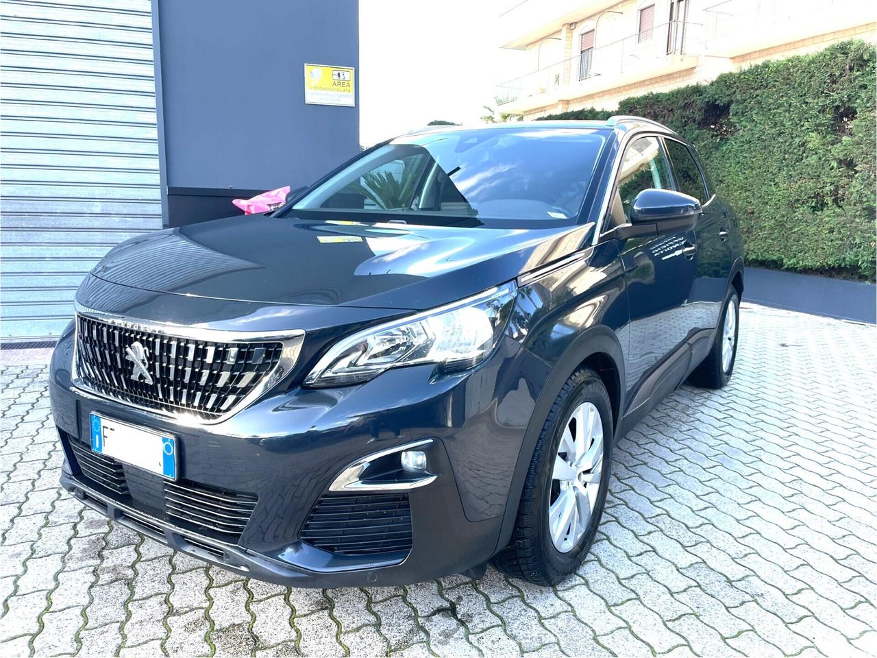 Peugeot 3008 BlueHDi cambio manuale sensori parcheggio ant-vetri privacy