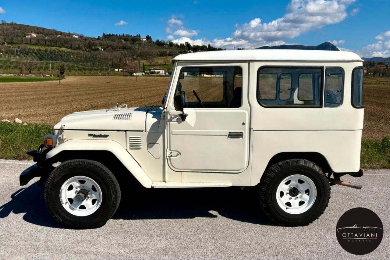 Toyota Land Cruiser BJ40 Trasformabile con centina