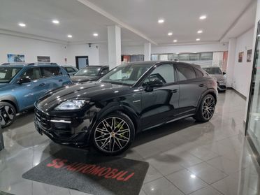 Porsche Cayenne Coupé 3.0 V6 E-Hybrid Iva esposta.
