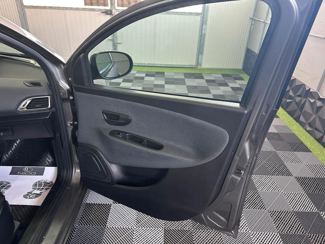 Lancia Ypsilon 1.0 FireFly 5 porte S&S Hybrid Alberta Ferretti