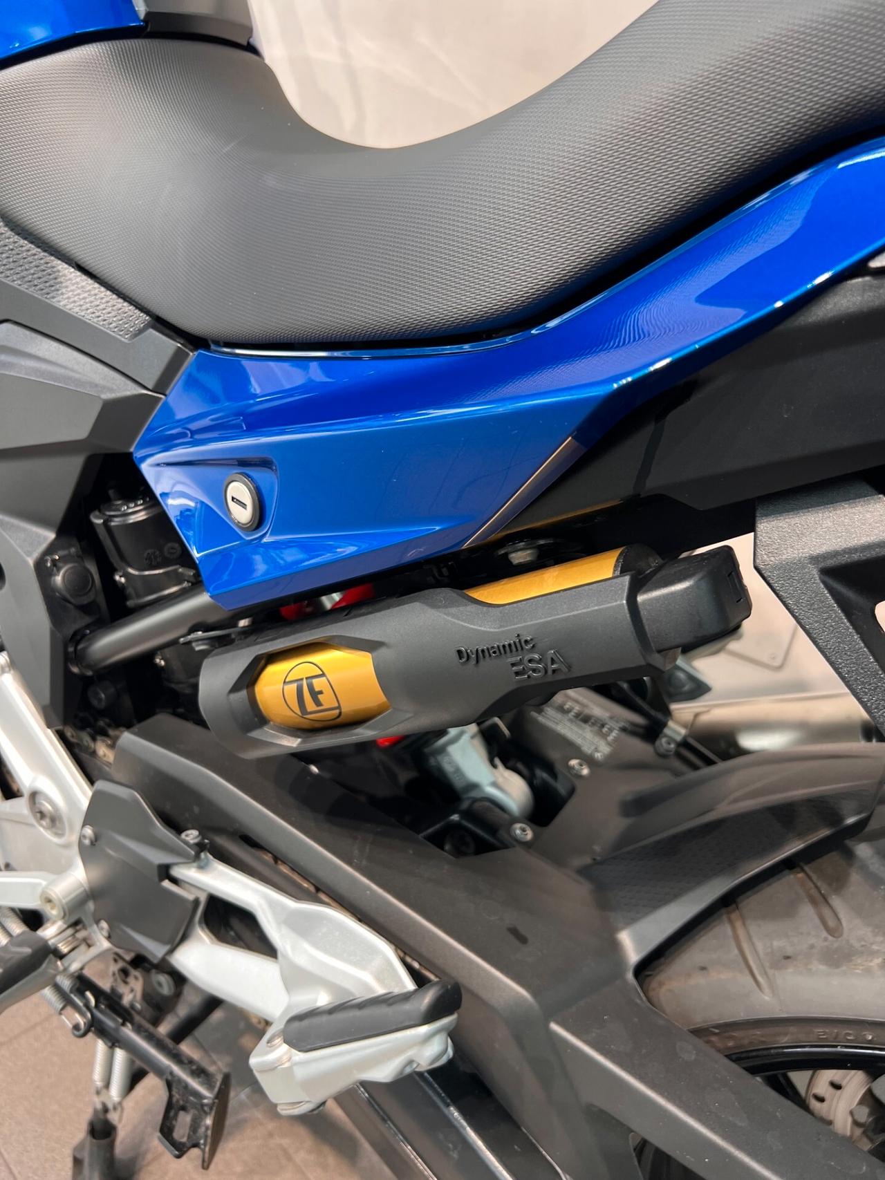 Bmw F 900 XR racing blue metallic