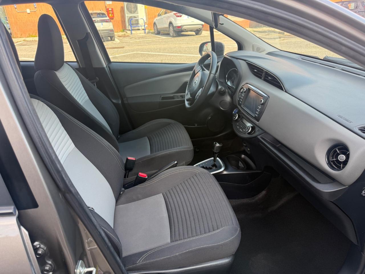 Toyota Yaris 1.5 hybrid trend gray edition