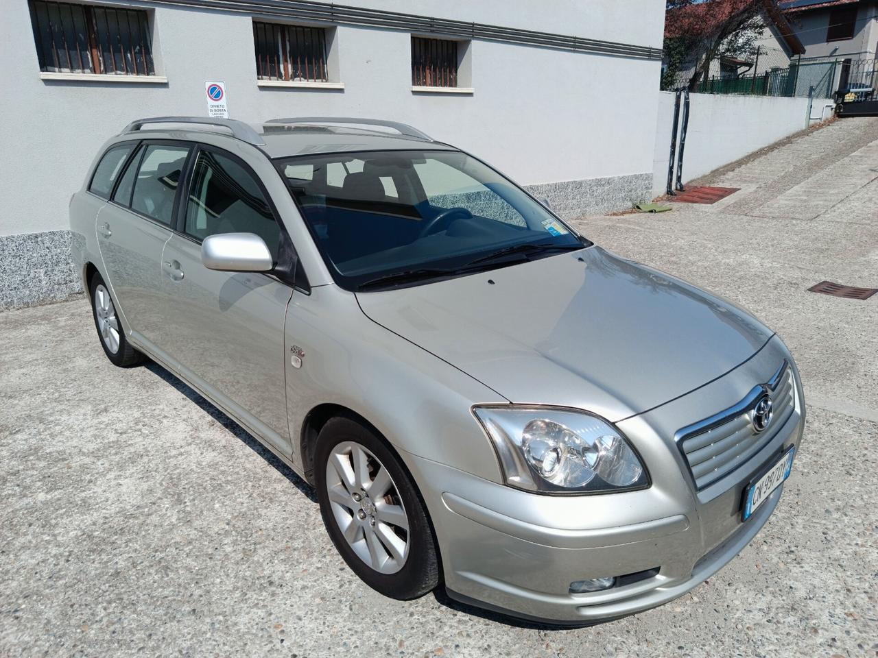 Toyota Avensis 2.0 D-4D 16V Station Wagon DOPPIO TRENO DI PNEUMATICI