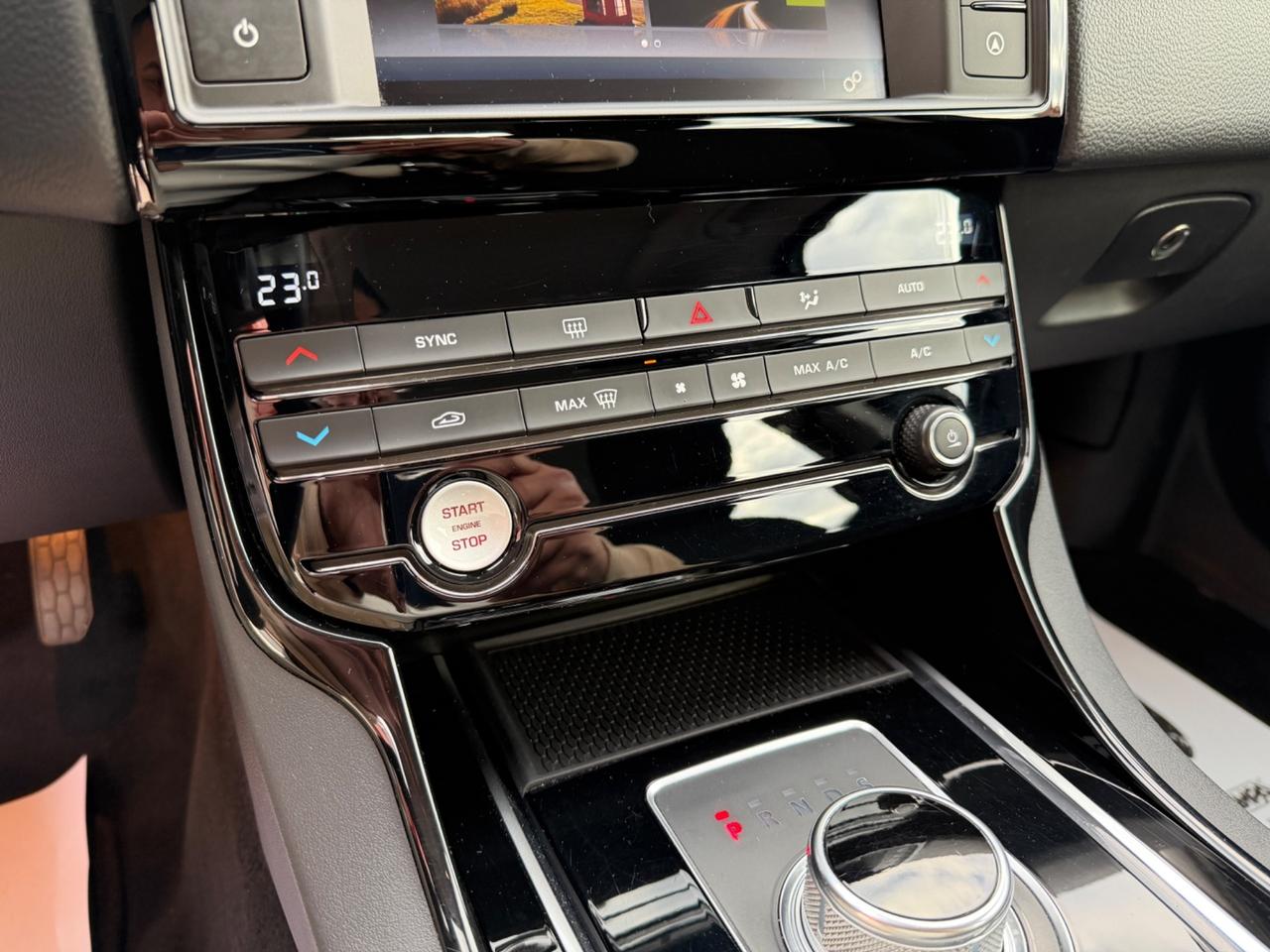 Jaguar XE - Prestige - FULL OPTIONAL