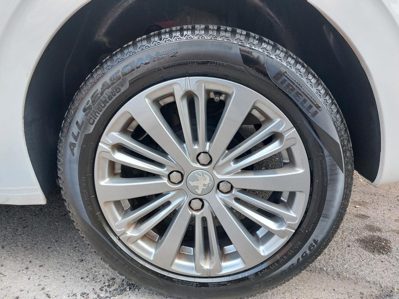 Peugeot 208 1.2 Gpl 82 Cv 5p Allure