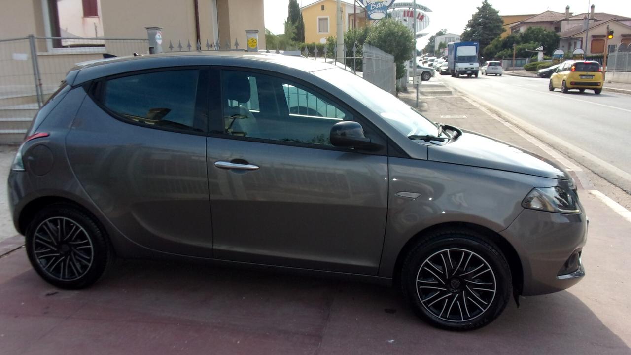 Lancia Ypsilon 1.0 FireFly 5 porte S&S Hybrid Ecochic Gold
