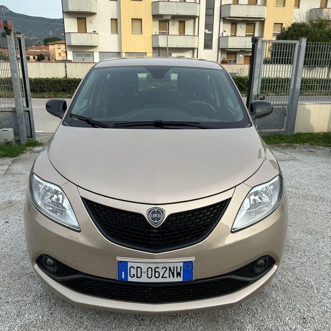 Lancia Ypsilon 1.0 Hybrid ok neo patentati