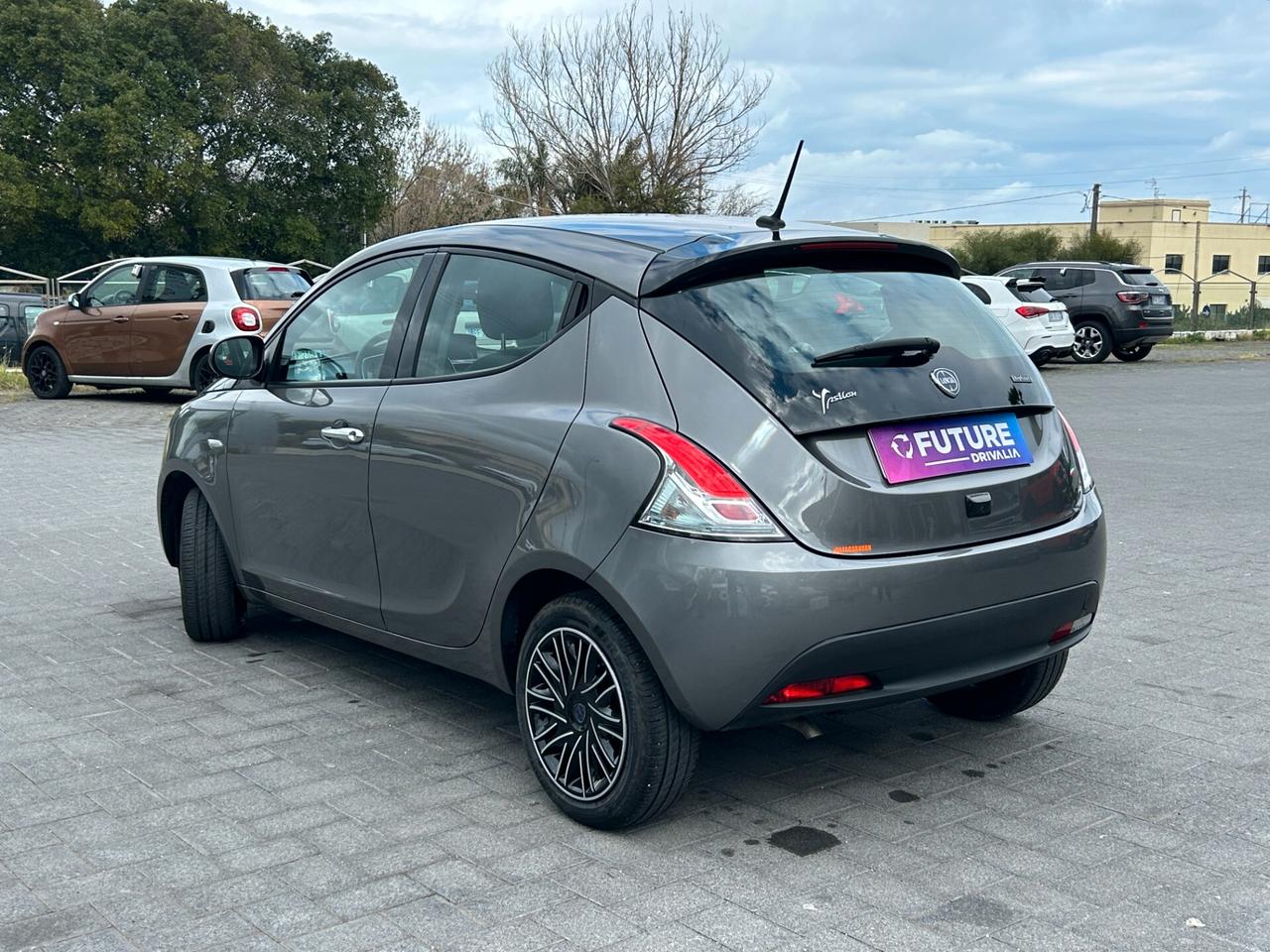 Lancia Ypsilon 1.0 firefly hybrid Silver