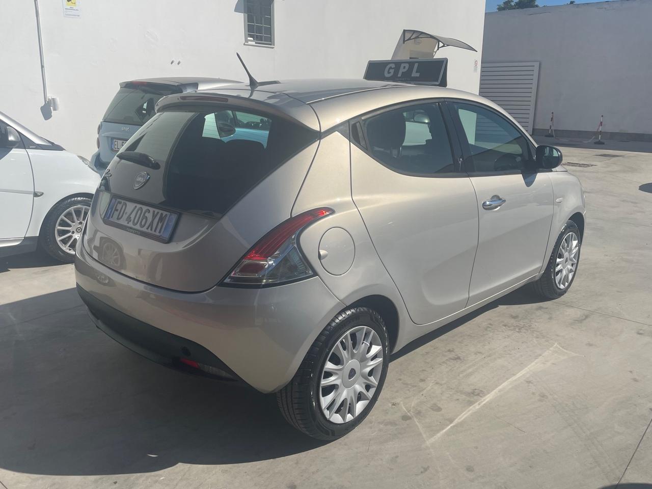 Lancia Ypsilon 1.2 69 CV 5 porte GPL Ecochic Silver
