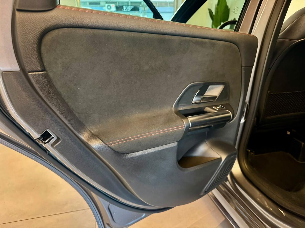 MERCEDES-BENZ CLASSE B 180D PREMIUM AMG LINE AUTOMATICA FULL