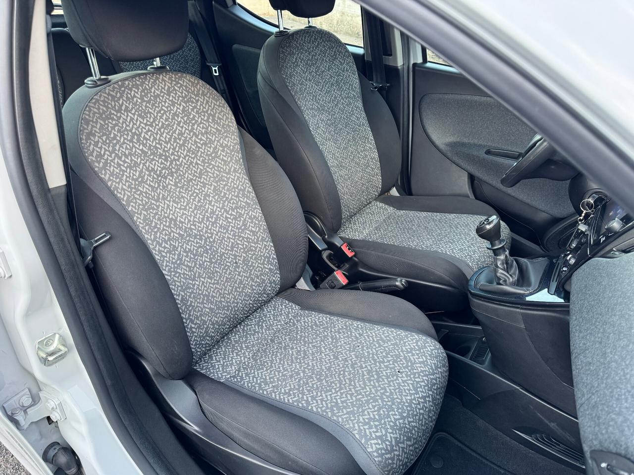 Lancia Ypsilon 1.0 FireFly 5 porte S&S Hybrid Ecochic Silver