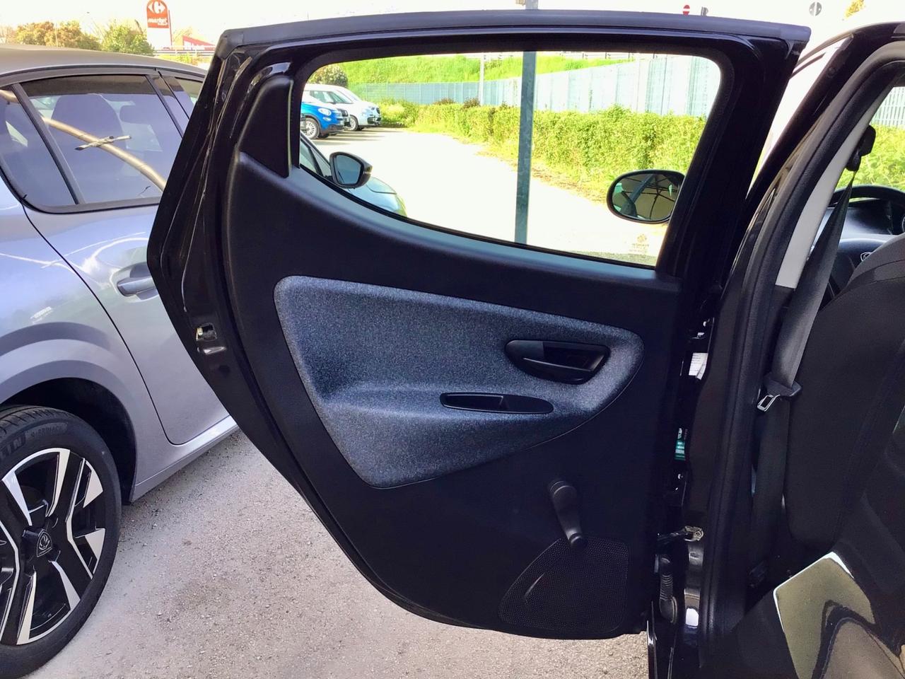 Lancia Ypsilon 1.0 70Cv FireFly 5 porte Hybrid Silver