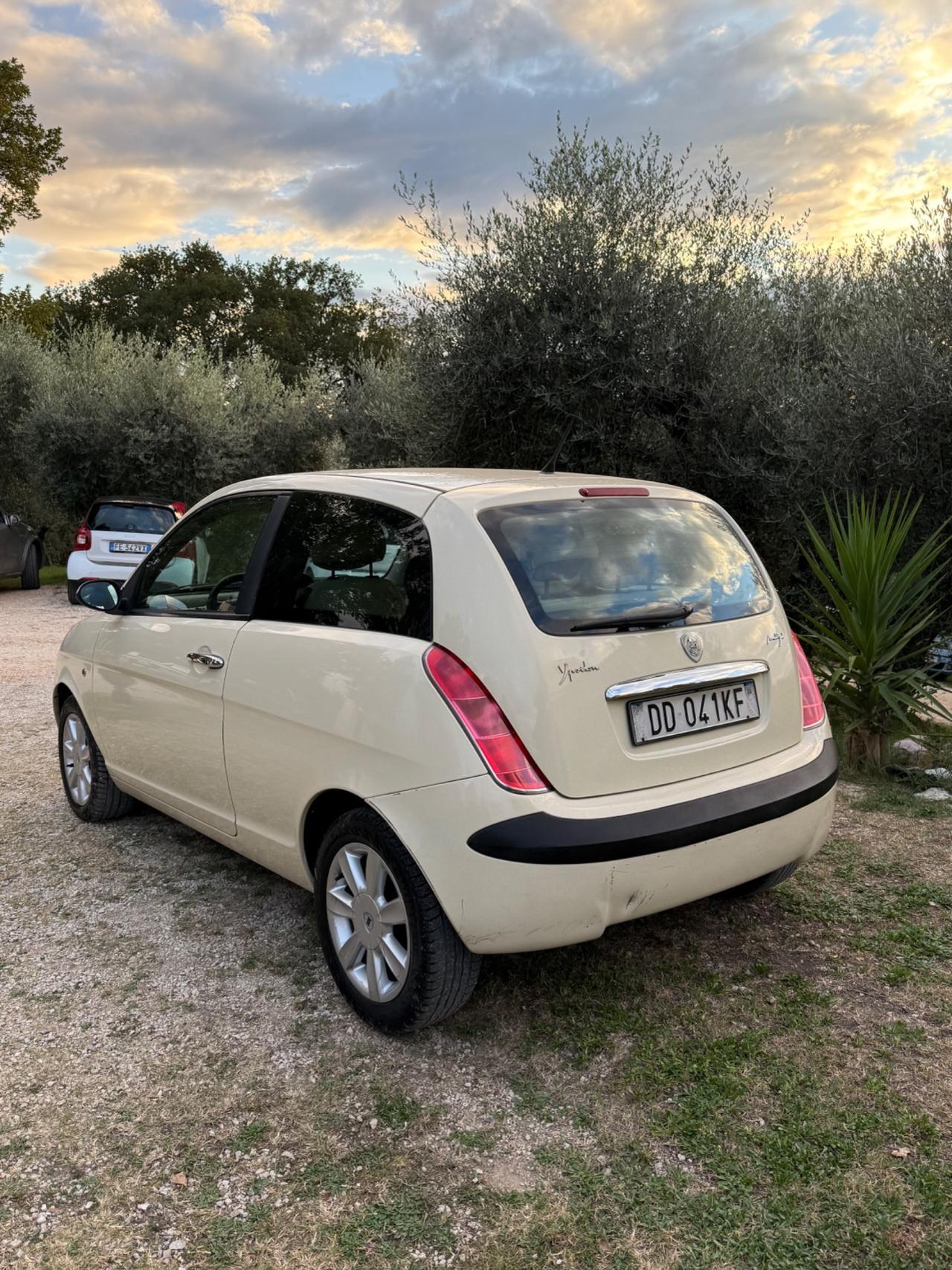 Lancia Ypsilon 1.3 MJT 75 CV Argento