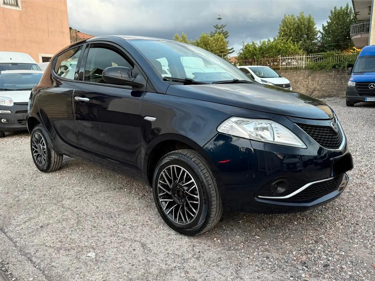 Lancia Ypsilon 0.9 TwinAir 85 CV 5 porte Metano Ecochic Silver