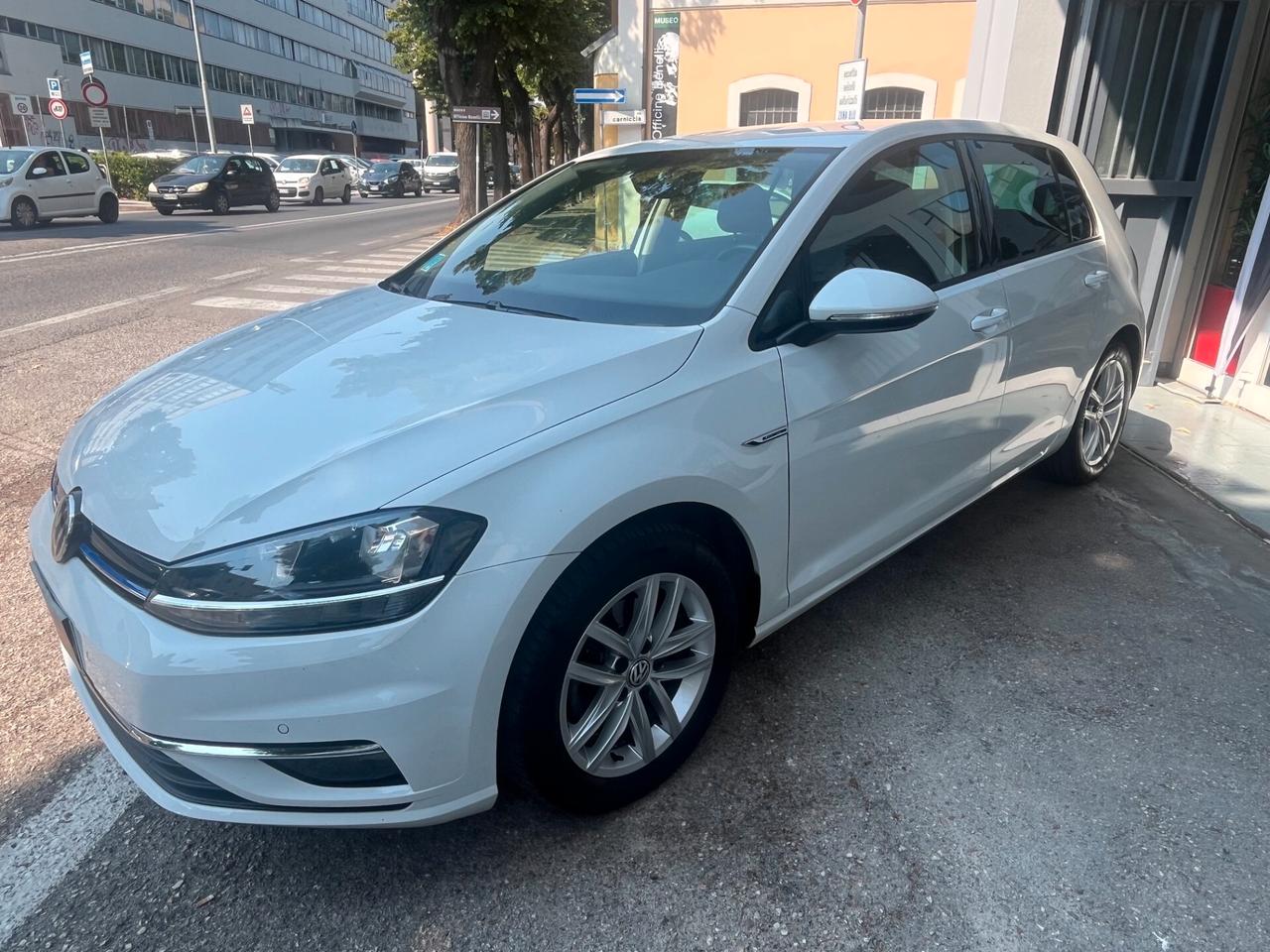 VOLKSWAGEN GOLF VII TGI METANO 130CV EXECUTIVE DSG NAVI ALCANTARA SENSORI DI PARCHEGGIO ANTERIORI POSTERIORI CERCHI IN LEGA OK NEOPATENTATI - CON € 25 percorrenza KM 460 - GARANZIA 12 MESI -