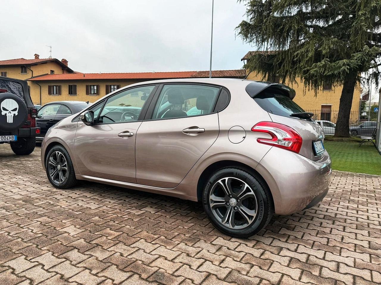 Peugeot 208 1.4 e-HDi 68 CV S&S robotizzato 5 porte Active AUTOMATICA OK NEOPATENTATI