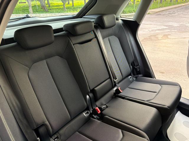 AUDI Q3 35 2.0 TDI S tronic Business COCKPIT