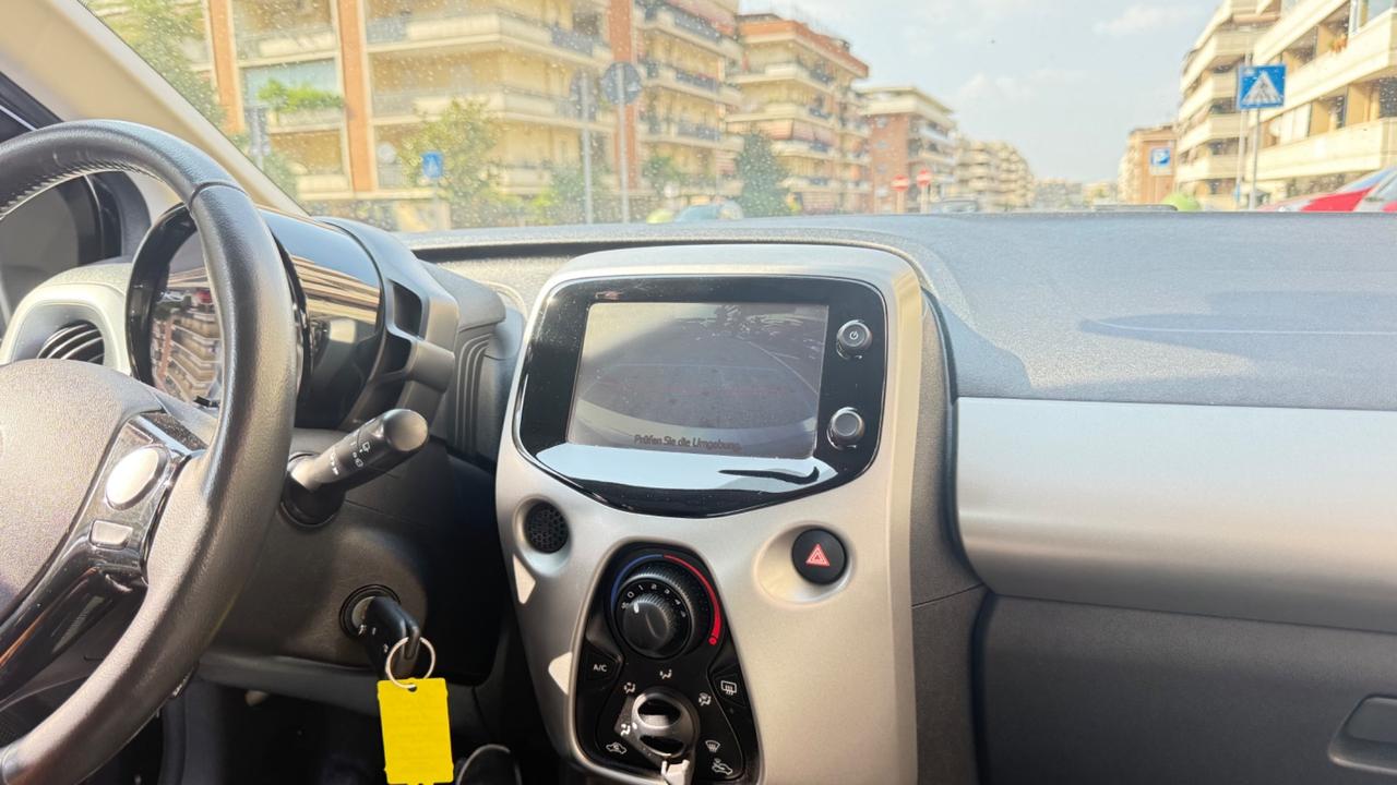Toyota Aygo 1.0 VVT-i 69 CV 5 porte x-PLAY LED CAR PLAY KAMERA PDC BLUETOOH CERCHI 16