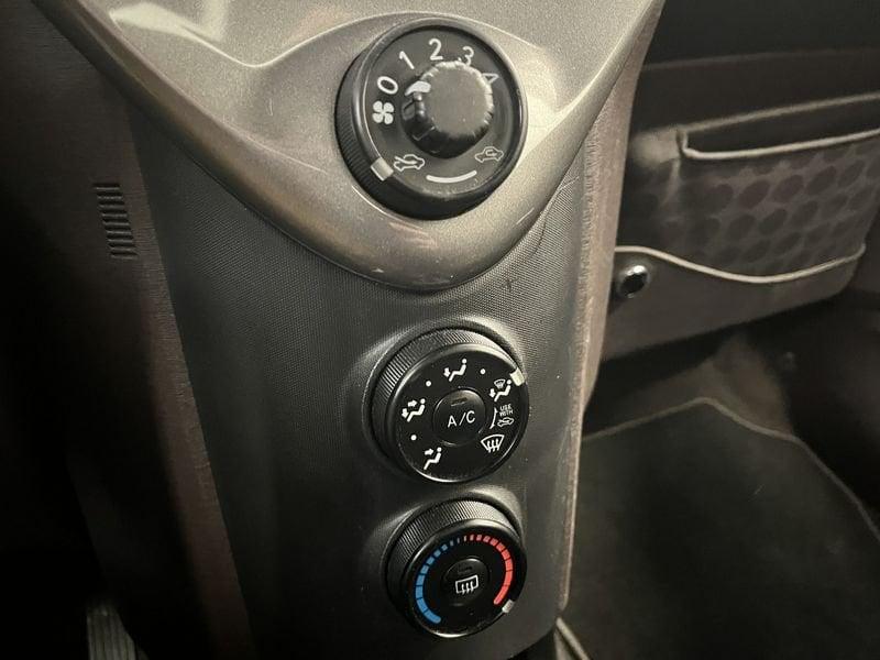 Toyota iQ iQ 1.0 cvt (multidrive)