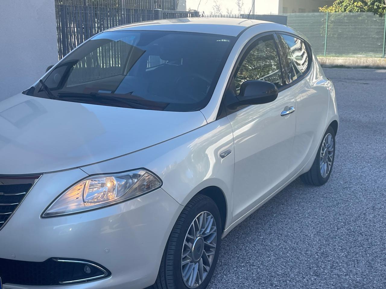 Lancia Ypsilon 1.2 69 CV 5 porte GPL Ecochic Platinum SI NEOPATENTATI