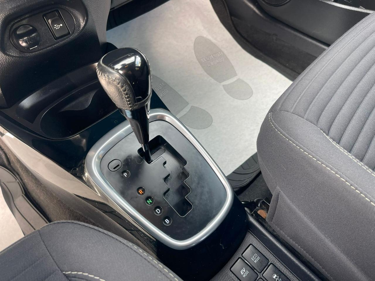 Toyota Yaris 1.5 Hybrid 5 porte Cool Red Edition