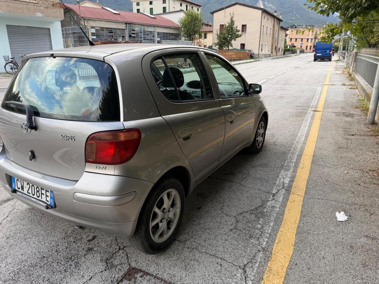 Toyota Yaris 1.3i 16V cat 5 porte Sol