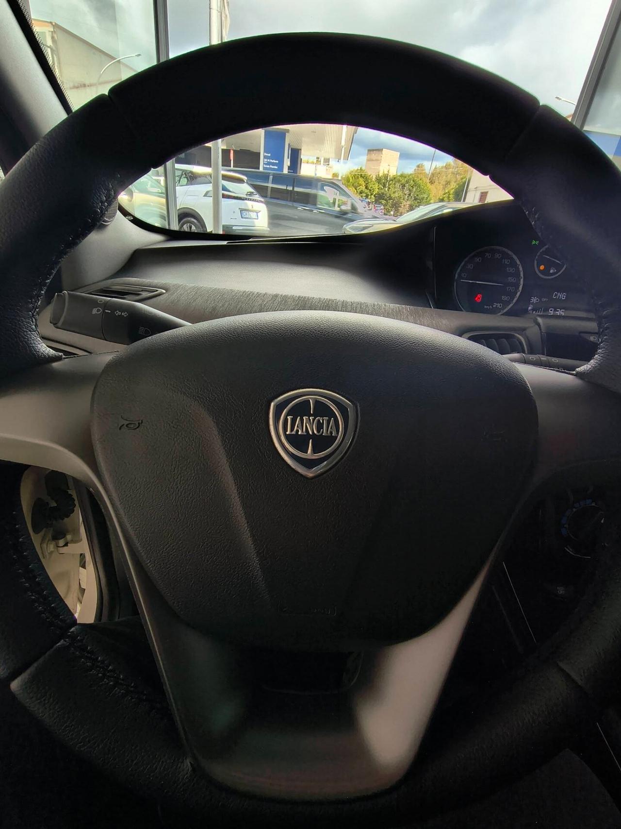 Lancia Ypsilon 0.9 TwinAir 85 CV 5 porte Metano Ecochic Silver