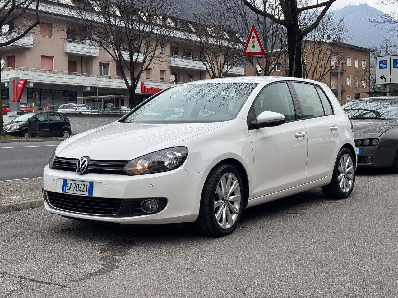 Volkswagen Golf Business 1.6 TDI DSG - CAMBIO AUTOMATICO - SENSORI ANTERIORI E POSTERIORI - OK NEOPATENTATI