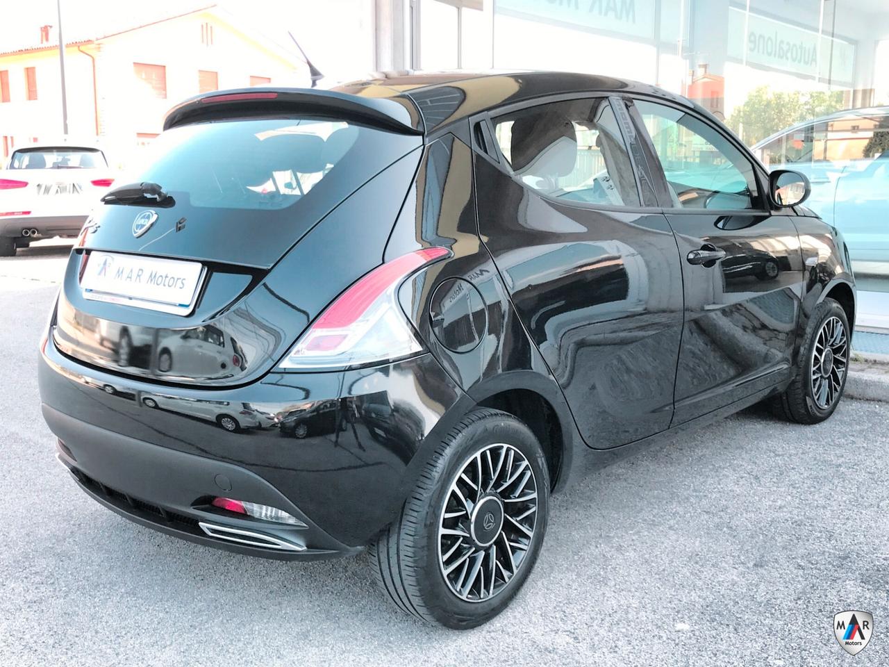 Lancia Ypsilon 1.2 69 CV 5 porte S Momodesign