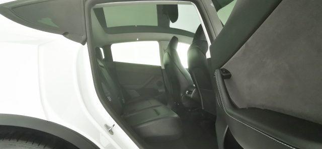 TESLA Model Y Performance Dual Motor AWD -con Autopilot avanzato