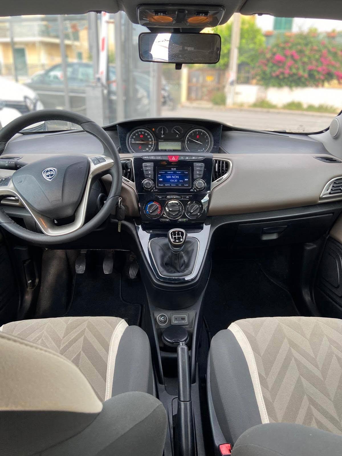 Lancia Ypsilon 0.9 TwinAir 85 CV 5 porte Metano Ecochic Elle