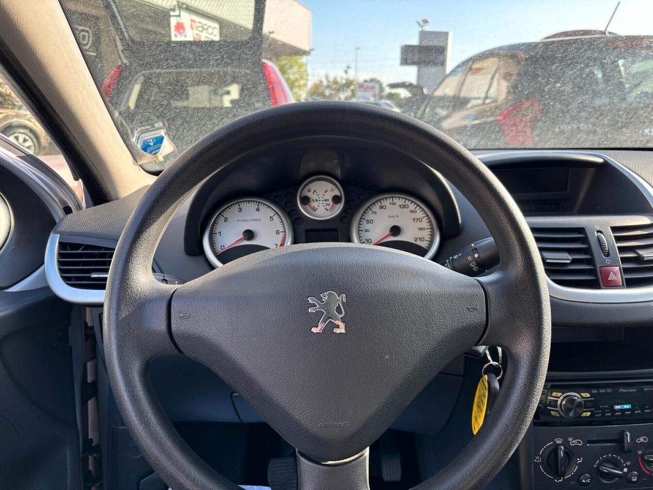 Peugeot 207 1.4 benzina Neopatentati