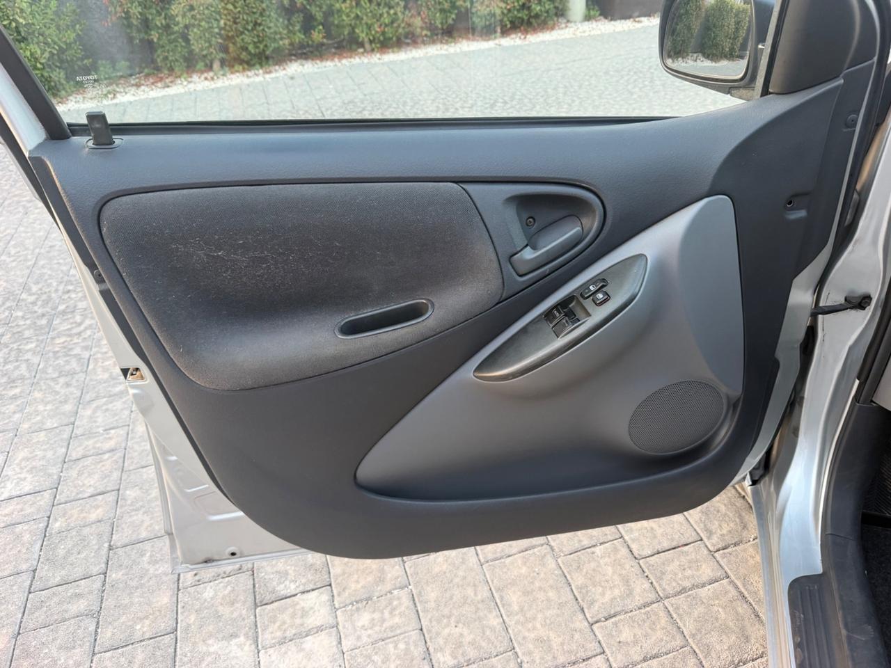 Toyota Yaris 1.0i 16V cat 5 porte Sol