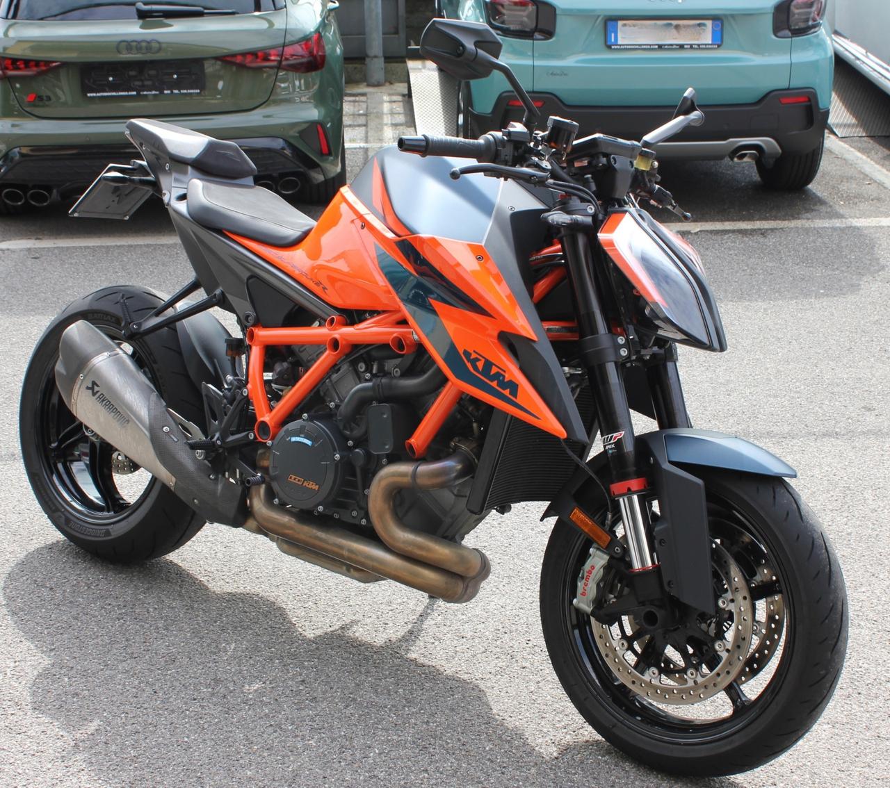 KTM 1290 SUPER DUKE R PARI AL NUOVO TERMINALE AKRAPOVIC